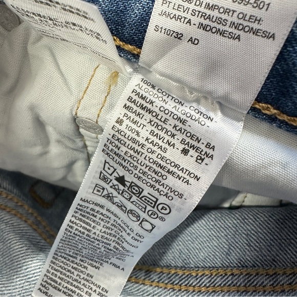 NWT Levi’s Women’s 501 Original Fit High Rise Jean Short 2.5” in Med Wash 28 - Picture 10 of 15
